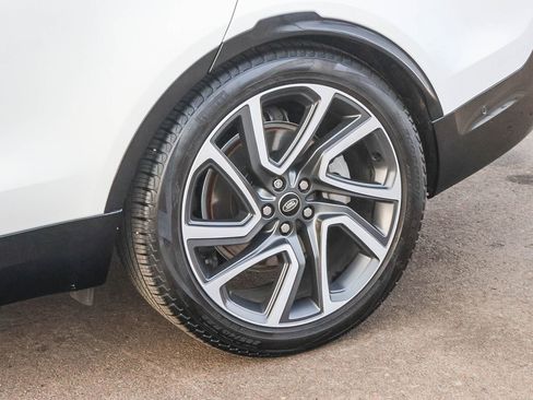 Used 2024 Land Rover Discovery Dynamic SE image 9