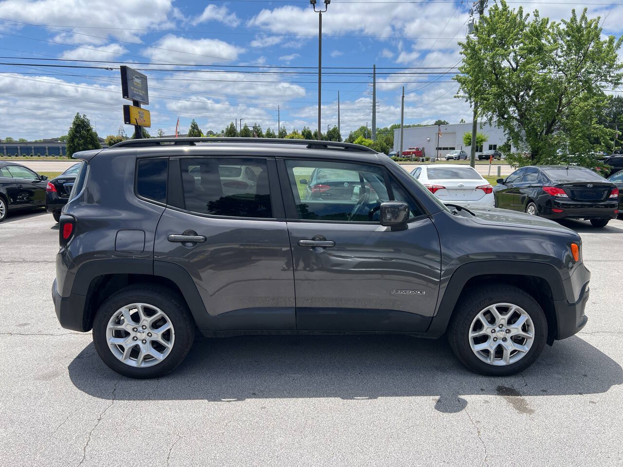 Used 2018 Jeep Renegade Latitude AWD/4WD image 5