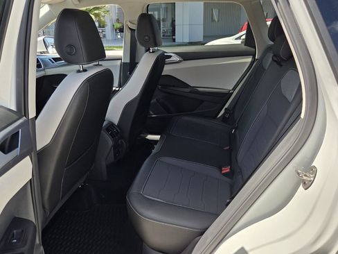 Used 2025 Volkswagen Taos SE FWD image 12
