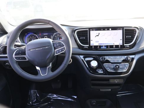 New 2027 Chrysler Pacifica Select FWD image 17
