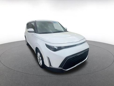 Used 2025 Kia Soul LX w/ LX Technology Package image 3