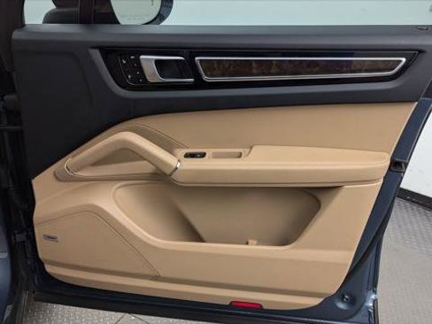 Used 2019 Porsche Cayenne w/ Premium Package image 22