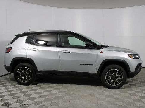 Used 2025 Jeep Compass Trailhawk AWD/4WD image 31
