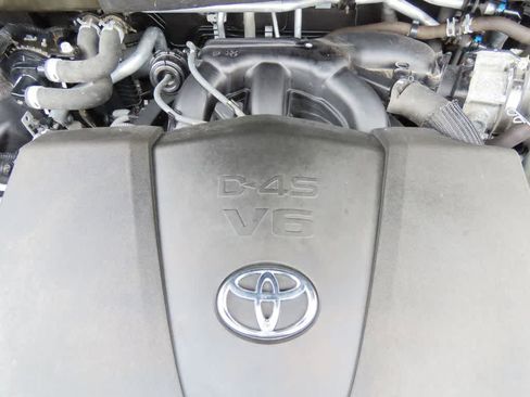 Used 2020 Toyota Highlander LE image 11