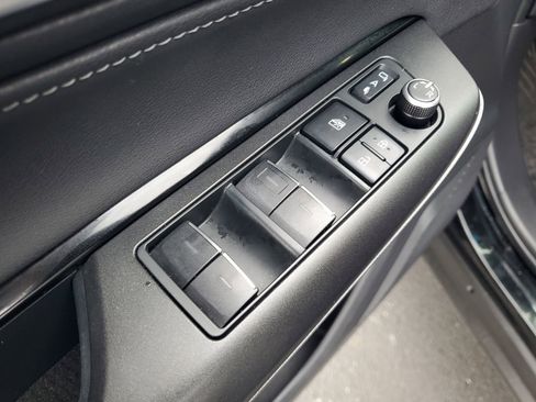 Used 2022 Toyota Venza LE image 16