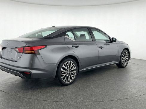 Used 2025 Nissan Altima 2.5 SV FWD image 9