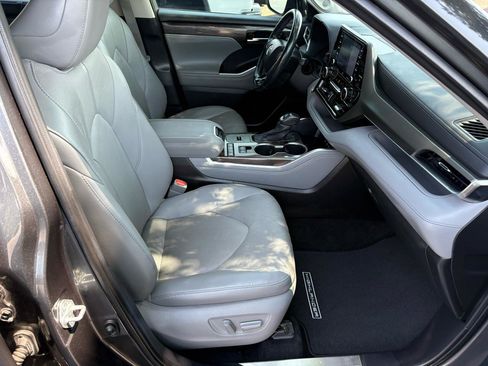 Used 2021 Toyota Highlander Limited FWD image 22