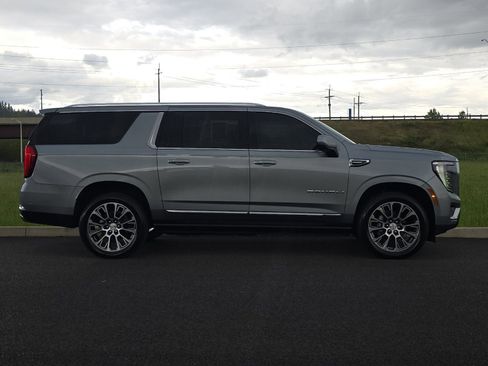 Used 2025 GMC Yukon XL Denali w/ Denali Reserve Package AWD/4WD image 2