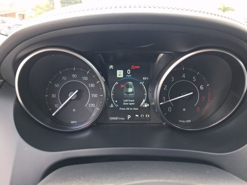 Used 2019 Jaguar E-PACE SE image 16