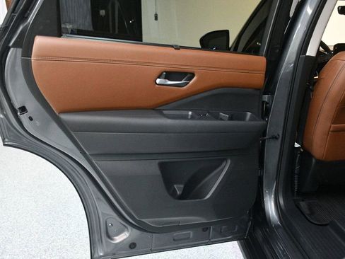 Used 2024 Nissan Pathfinder Platinum FWD image 24
