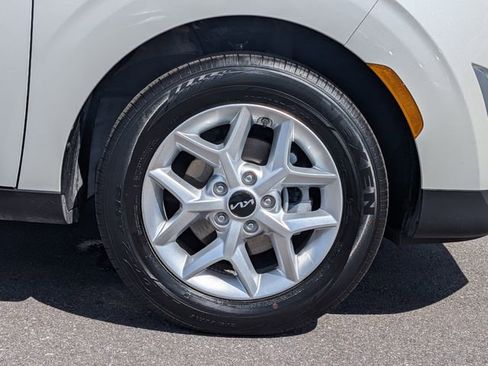Used 2025 Kia Soul LX w/ LX Technology Package FWD image 11