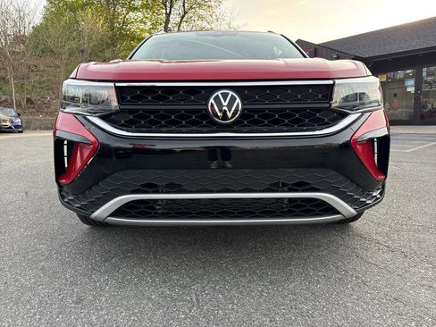 Used 2023 Volkswagen Taos SE w/ Panoramic Sunroof Package AWD/4WD image 8