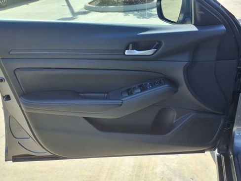 Used 2025 Nissan Altima 2.5 SV image 12