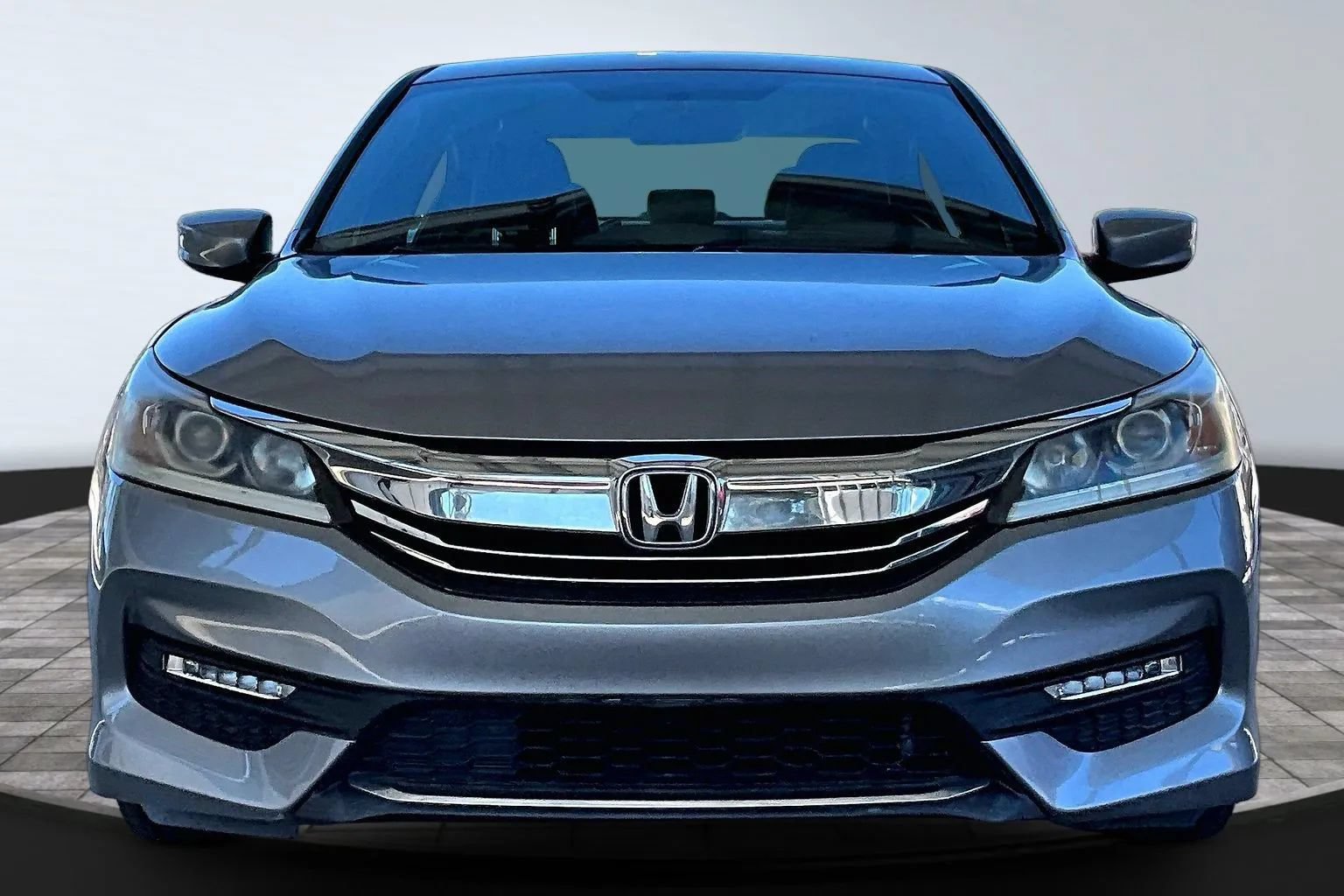 Used 2017 Honda Accord Sport image 2