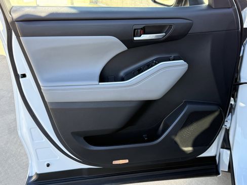 Used 2023 Toyota Highlander XLE image 17