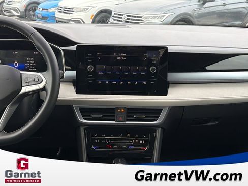 Certified 2025 Volkswagen Taos SE image 18