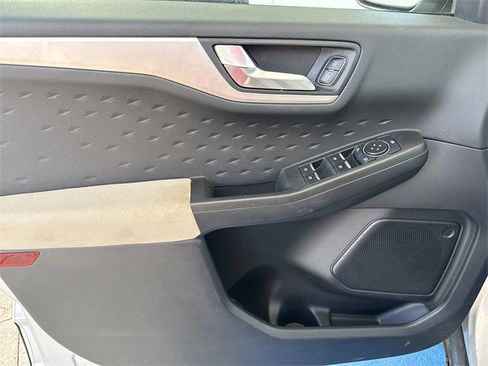 Used 2020 Ford Escape SE image 18