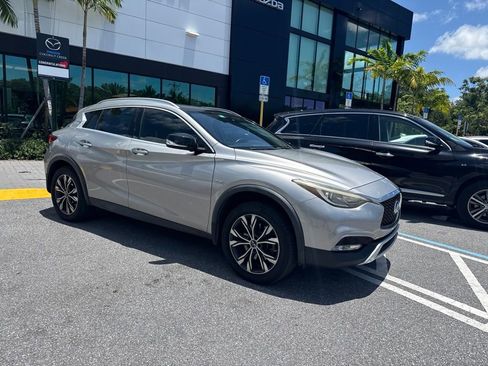 Used 2018 INFINITI QX30 Premium AWD/4WD image 3