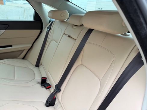 Used 2018 Jaguar XF Premium image 18