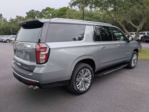 Used 2023 Chevrolet Suburban Premier AWD/4WD image 3