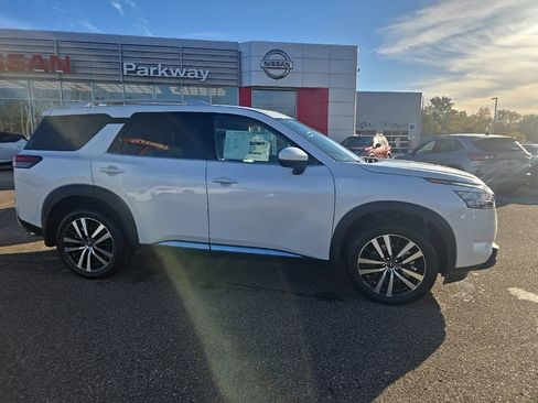 New 2025 Nissan Pathfinder Platinum image 8