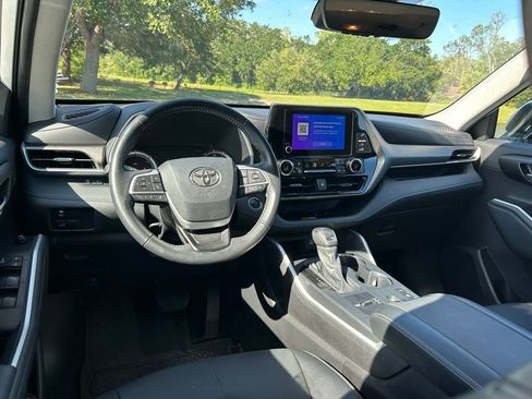 Certified 2025 Toyota Highlander XLE AWD/4WD image 13