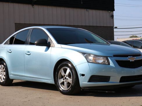 Used 2011 Chevrolet Cruze LS w/ Connectivity Package FWD image 4