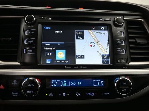 Used 2017 Toyota Highlander XLE AWD/4WD image 13