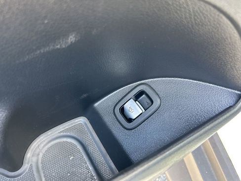 Used 2025 Mercedes-Benz GLC 300 4MATIC image 30