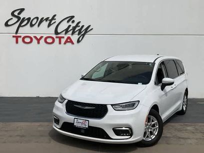 Used 2023 Chrysler Pacifica Touring-L