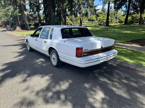Used 1994 Lincoln Town Car Executive RWD image 3