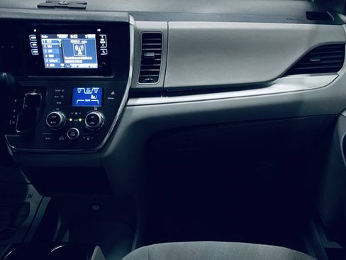 Used 2017 Toyota Sienna LE FWD image 23