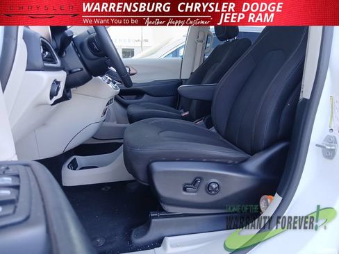 Used 2023 Chrysler Voyager LX FWD image 13