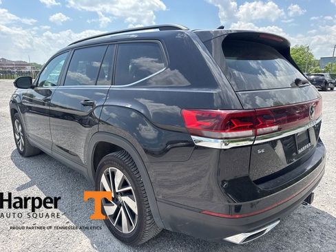 Used 2024 Volkswagen Atlas SE w/ Panoramic Sunroof Package AWD/4WD image 3