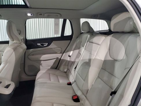 Used 2021 Volvo V60 T5 Cross Country image 13