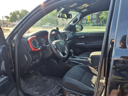 Used 2020 Toyota Tacoma TRD Off-Road AWD/4WD image 19