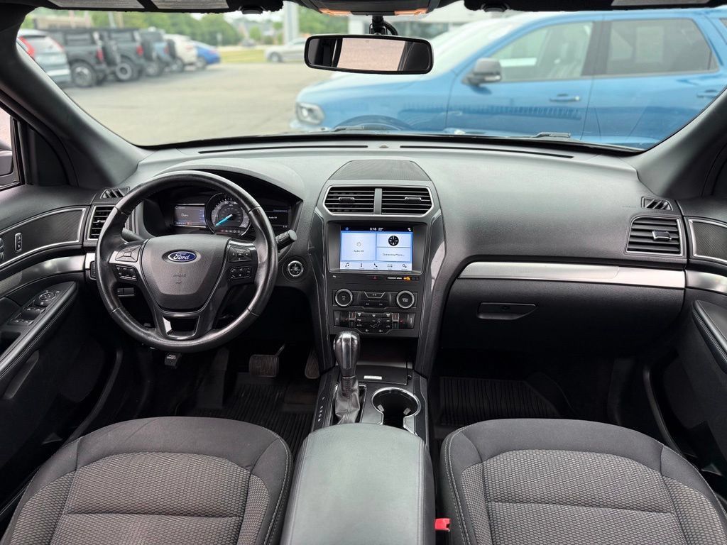 Used 2019 Ford Explorer XLT AWD/4WD image 2