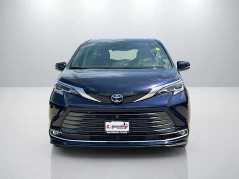 Used 2023 Toyota Sienna Platinum FWD image 2