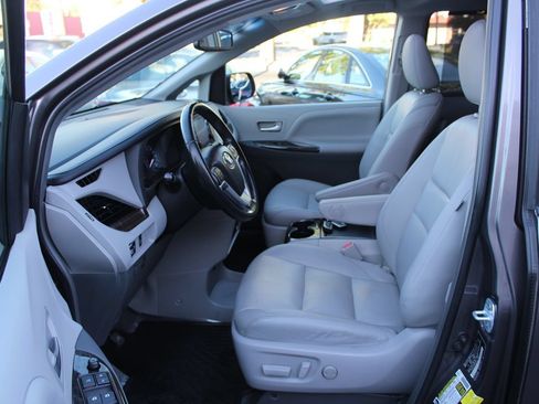 Used 2016 Toyota Sienna XLE FWD image 18