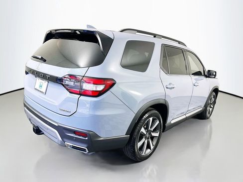 Certified 2024 Honda Pilot Touring image 5