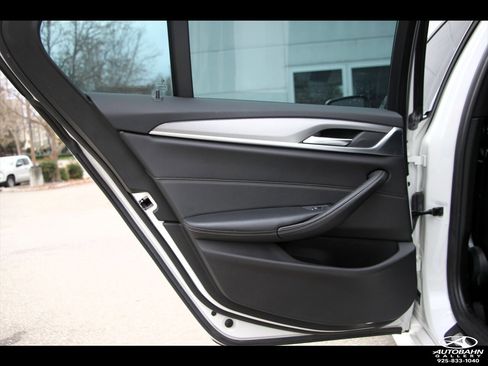 Used 2019 BMW 530e w/ M Sport Package image 33