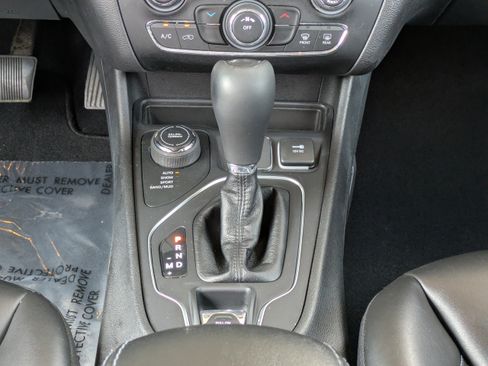 Used 2021 Jeep Cherokee Latitude Plus AWD/4WD image 17