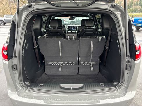 Used 2025 Chrysler Pacifica Select image 25