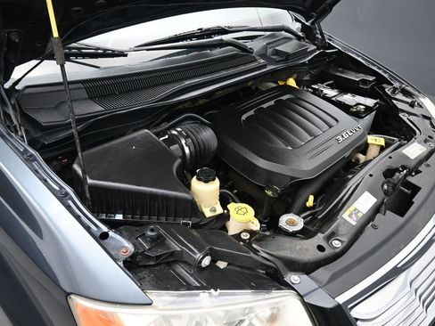 Used 2014 Chrysler Town & Country Touring image 54