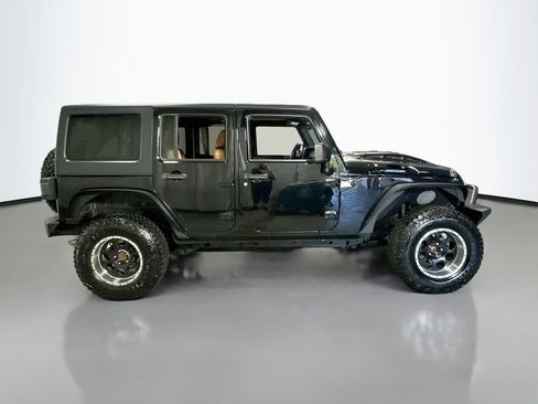 Used 2018 Jeep Wrangler Unlimited Sahara w/ Connectivity Group AWD/4WD image 9