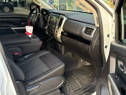 Used 2018 Nissan Titan SV AWD/4WD image 11