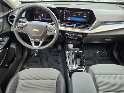 Certified 2025 Chevrolet Trax LT w/ LT Convenience Package image 17