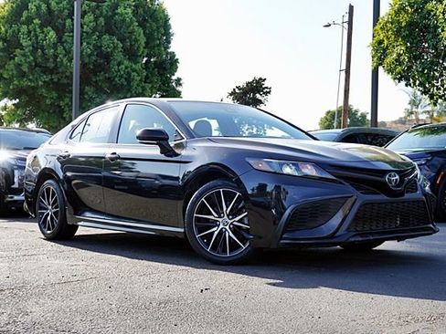 Used 2022 Toyota Camry SE FWD image 2