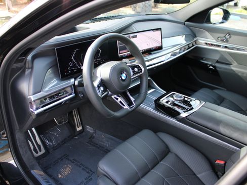 Used 2023 BMW 760i xDrive image 15