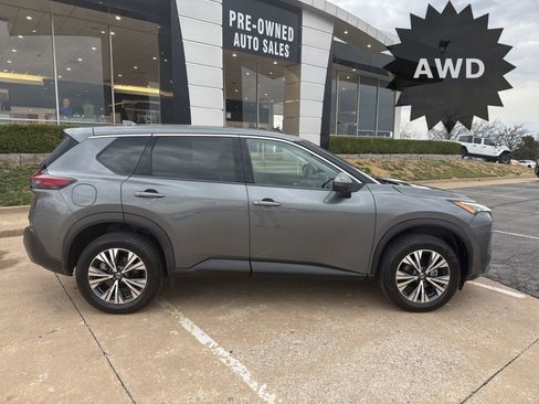 Used 2021 Nissan Rogue SV image 2